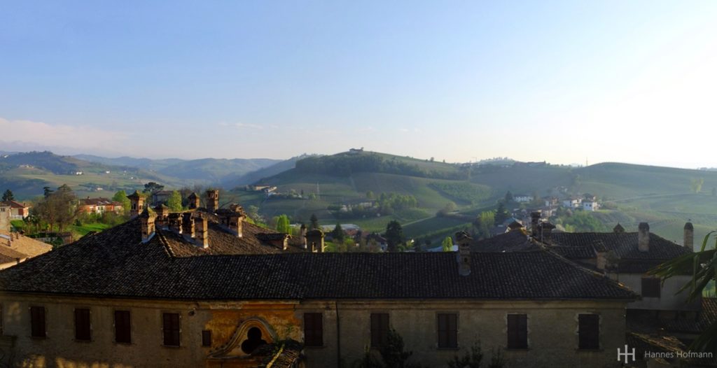 Blick vom kleinen punto panoramico der Via Rocca in Neive.