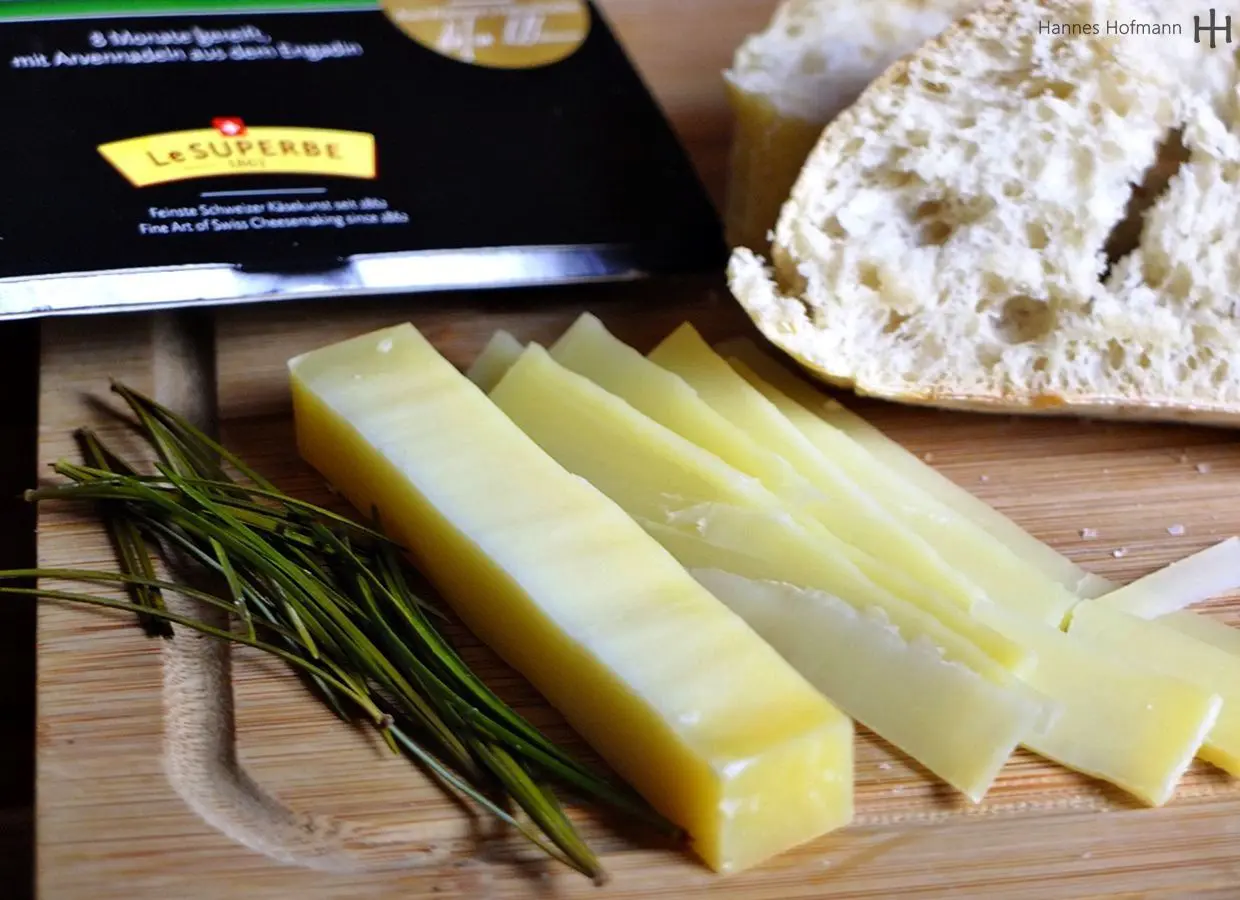 Arve - Schweizer Hartkäse mit Graubündener Arvennadeln